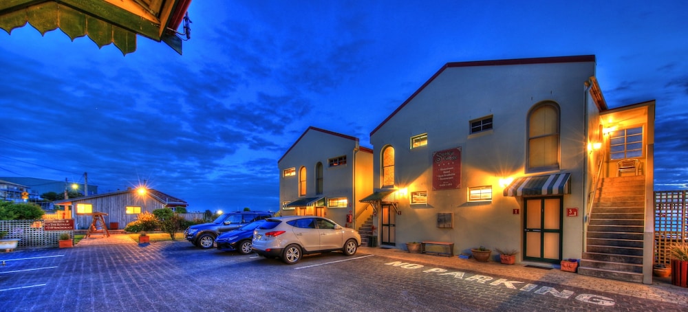 STANLEY VILLAGE WATERFRONT ACCOMMODATION 63/70