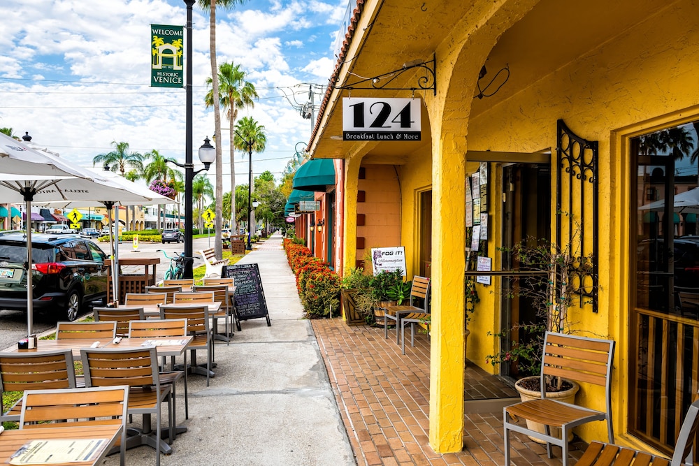 Tropical Villas of Venice Beach 2/71