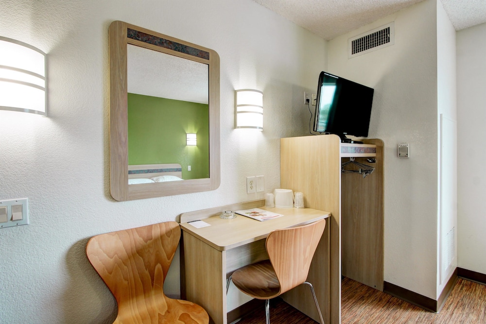 Super 8 by Wyndham Aurora East 21/23