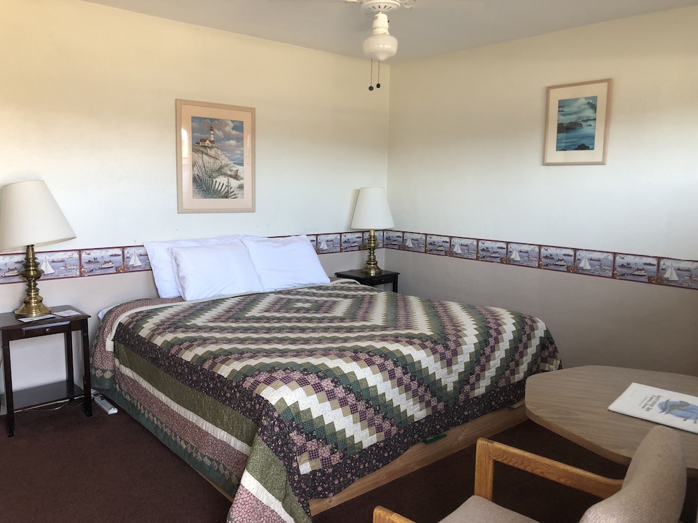 Lighthouse Inn 33/76