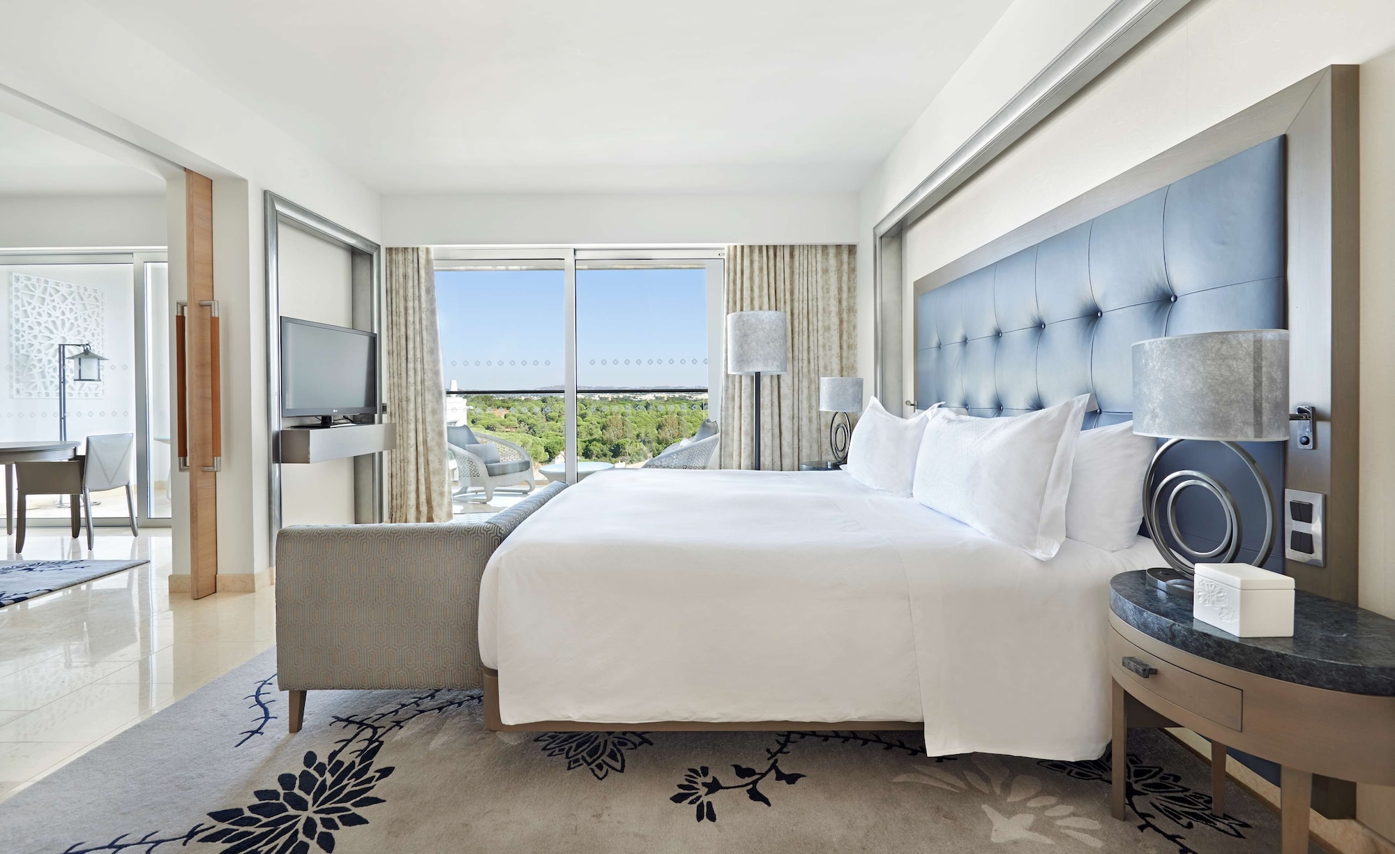 DELUXE, SUITE, KING BED, POOL VIEW