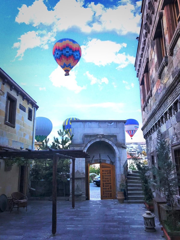 Vineyard Cave Hotel 4/98