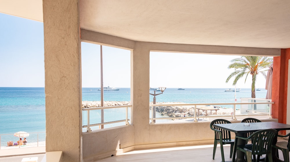 Hôtel Reine D'Azur 45/50