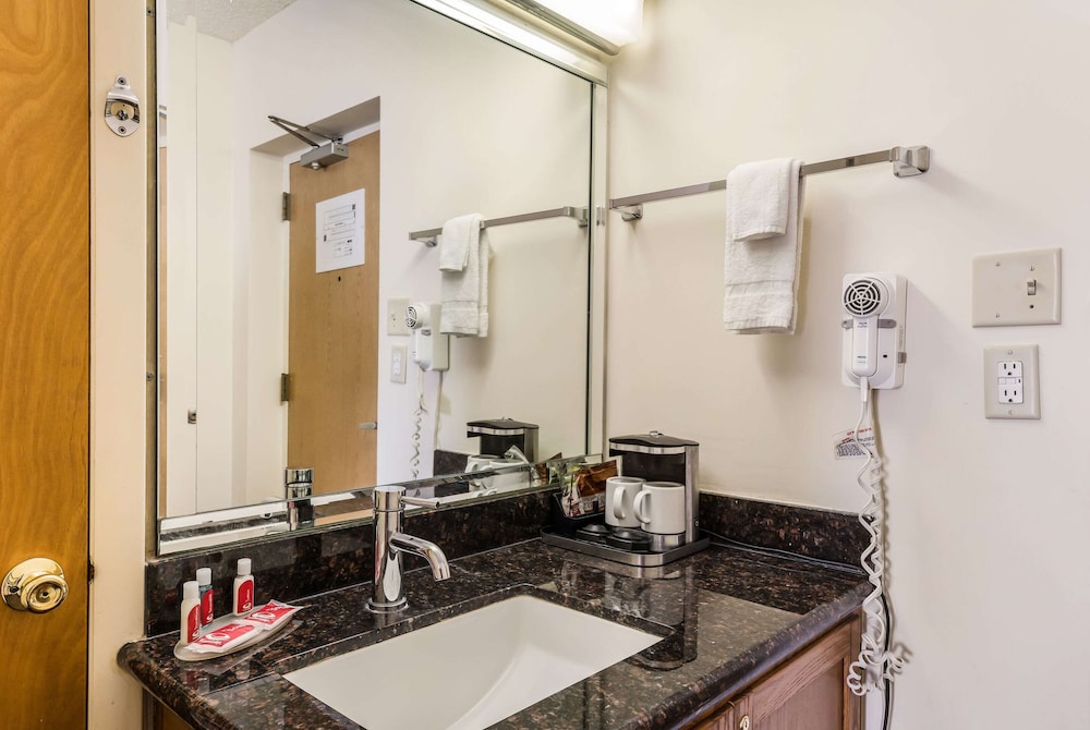 Econo Lodge Quakertown, PA 31/33