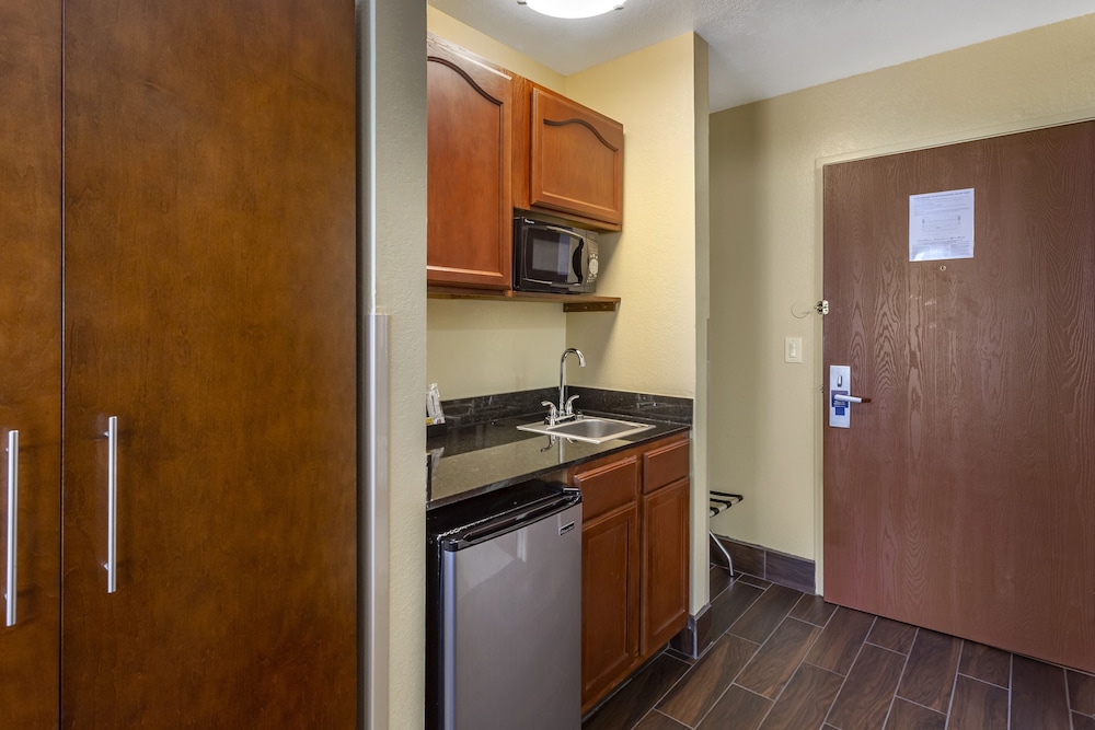 Comfort Inn and Suites North Aurora Naperville 48/50