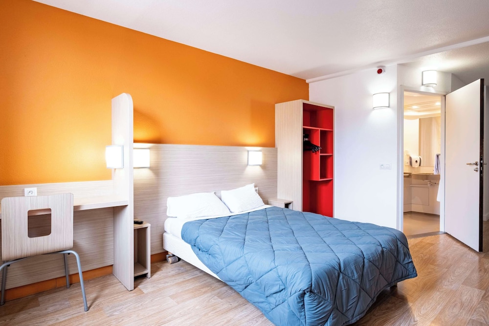 PREMIERE CLASSE HOTEL ROISSY - AEROPORT CDG - LE MESNIL AMELOT 28/61