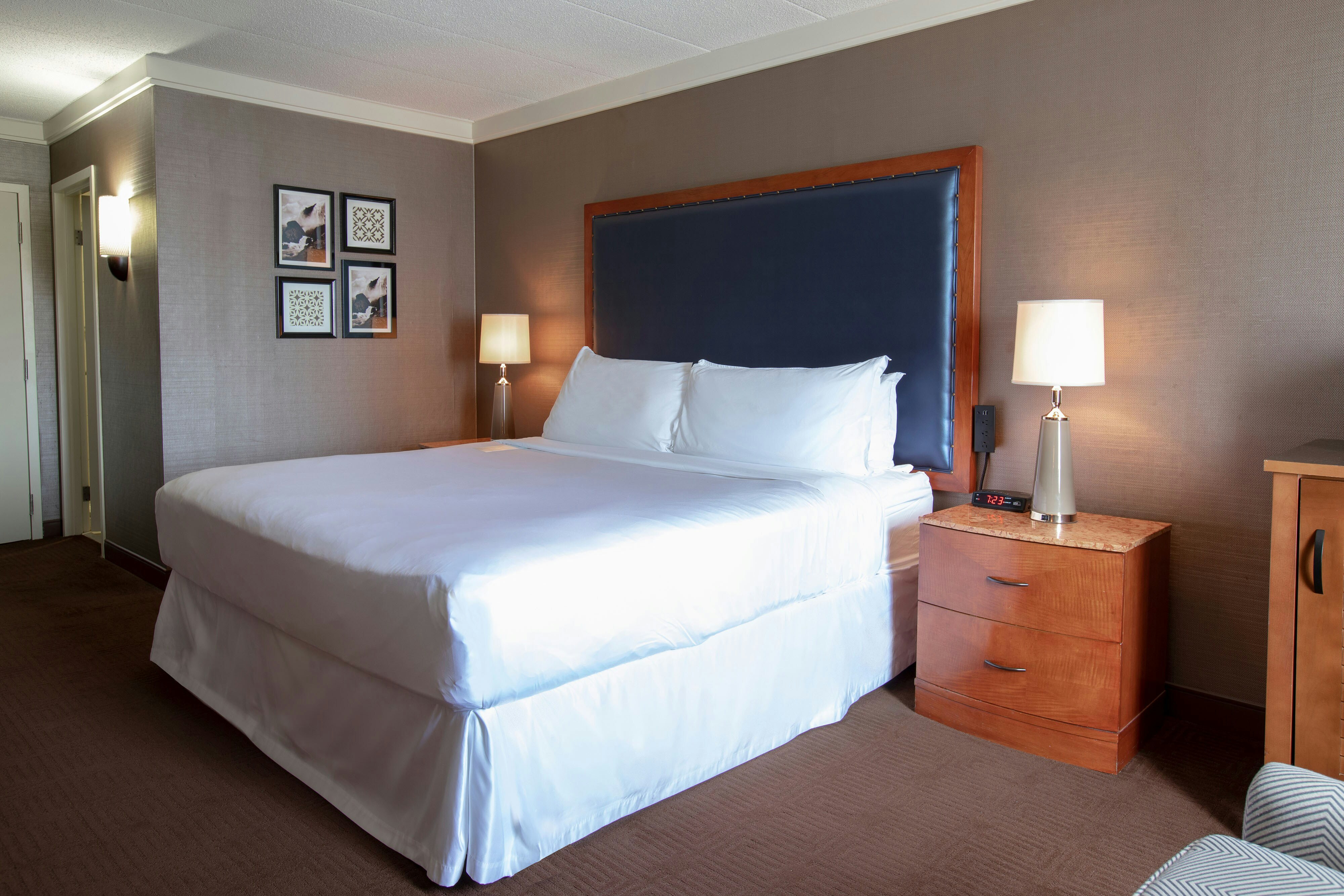 ROOM, KING BED