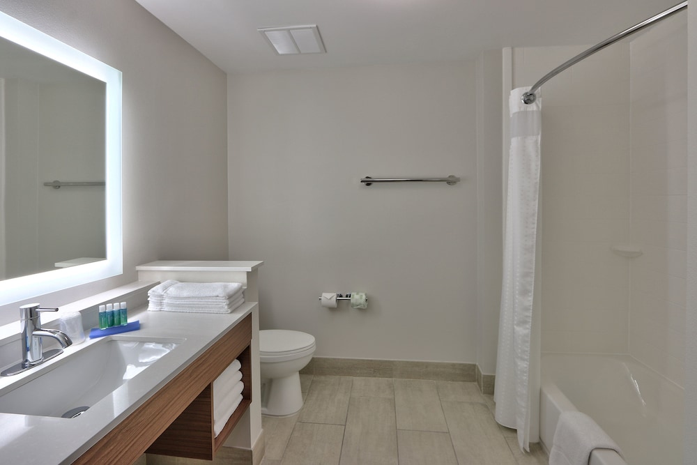 Holiday Inn Express & Suites Houston East - Beltway 8 20/53
