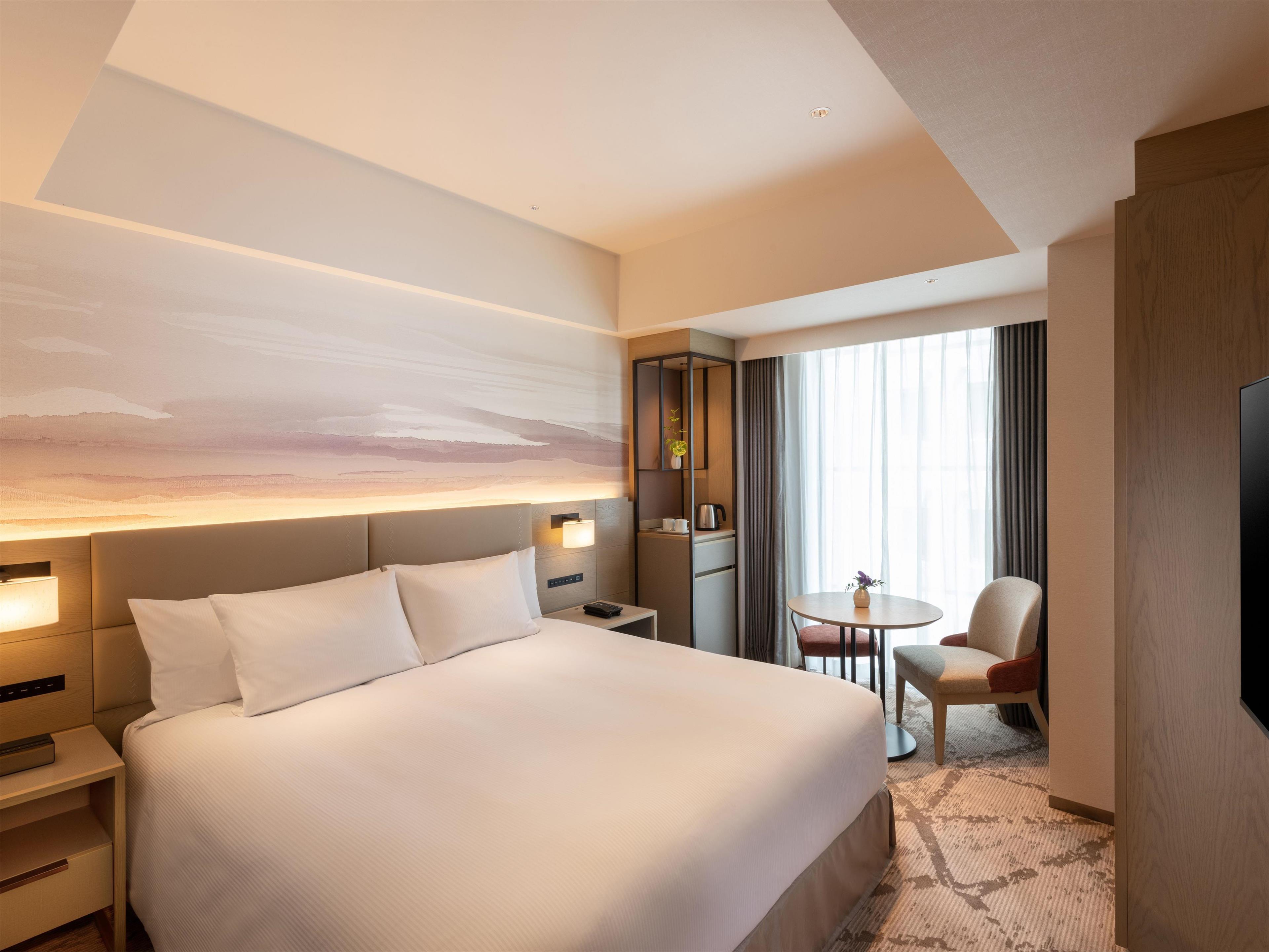 GUEST ROOM, KING BED