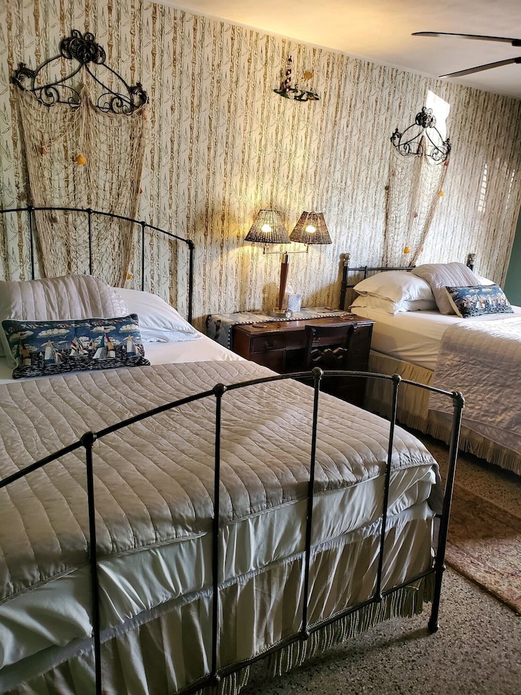 Shamrock Cove Inn 19/50