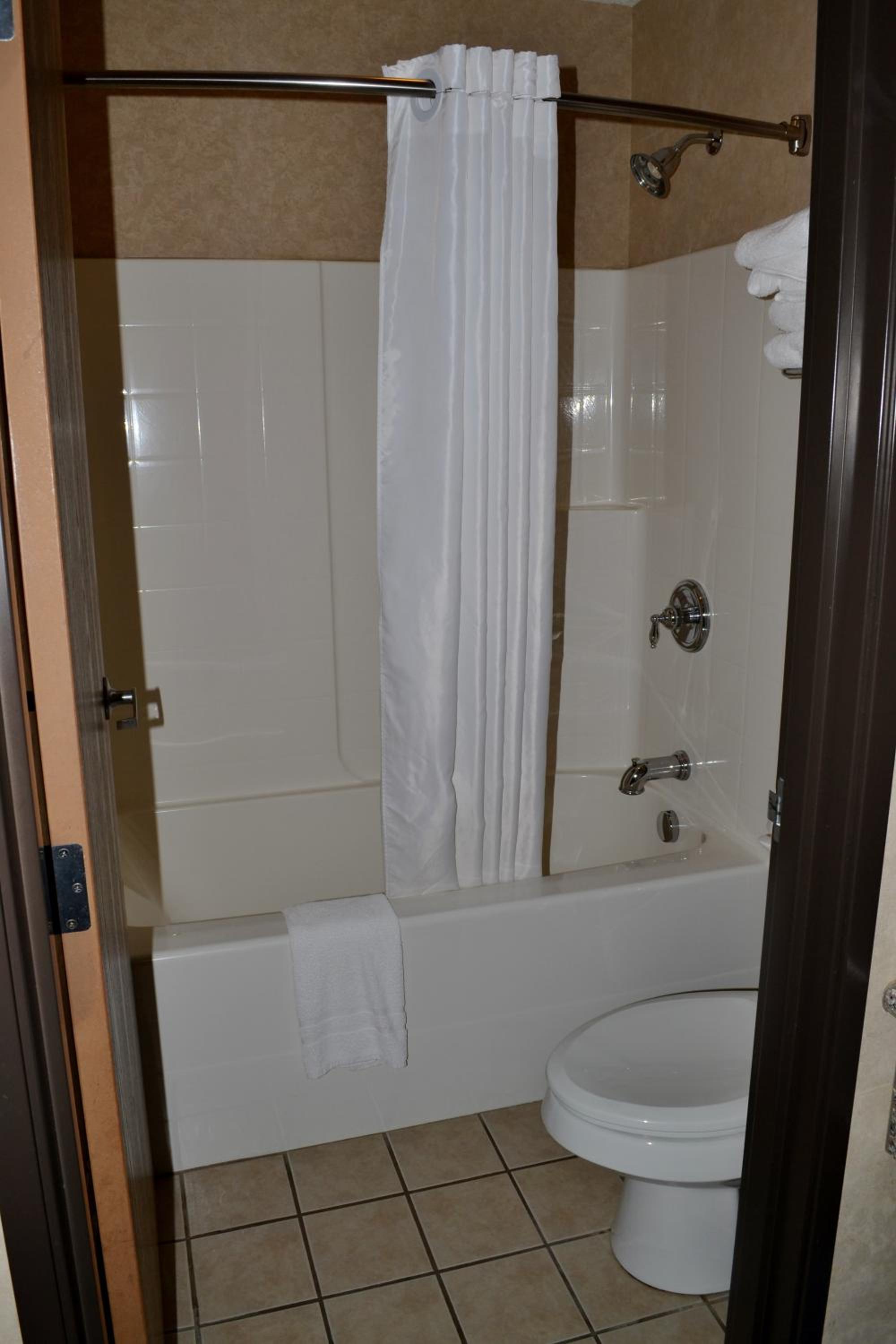 1 Bedroom, Suite, King Bed, Paola Inn And Suites 3/5