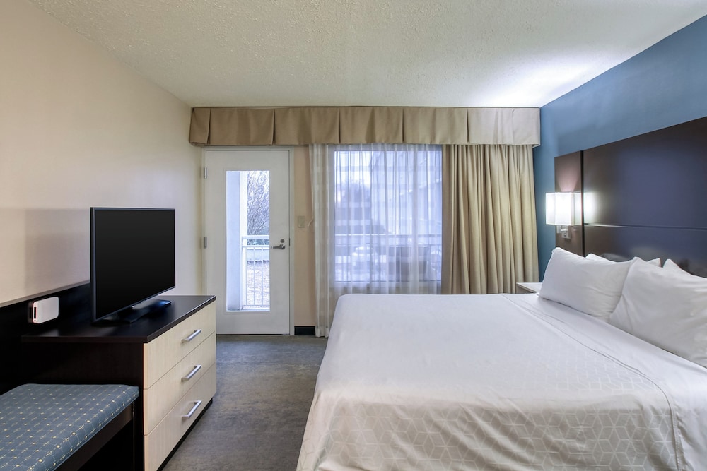 جناح بسرير كينج بمنطقة جلوس، Holiday Inn Hotel Suites Atlanta Airport North 2/4