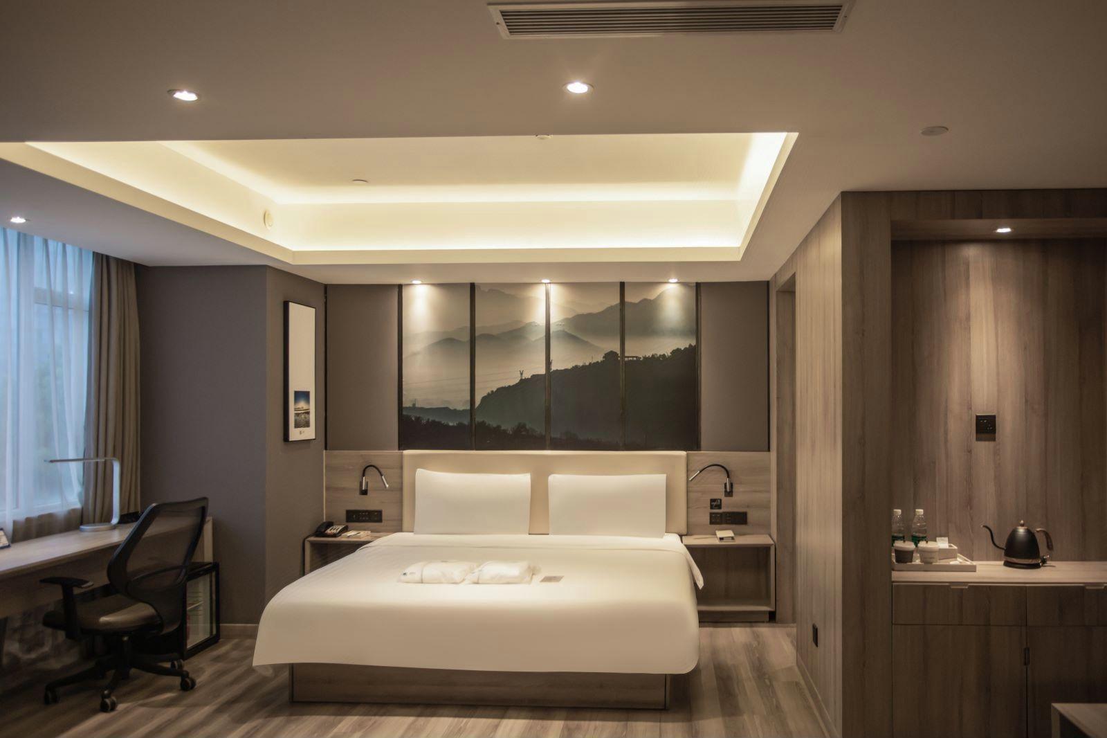 غرفة بسرير مزدوج