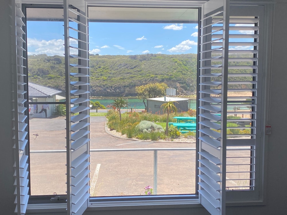 SOUTHERN OCEAN MOTOR INN 41/67