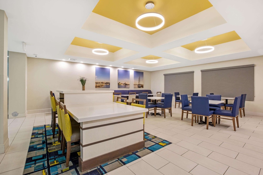 La Quinta Inn & Suites By Wyndham NE Long Beach/Cypress 42/51