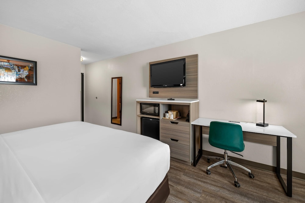 غرفة قياسية بسرير كينج، Econo Lodge Inn & Suites Santa Fe, NM 2/10