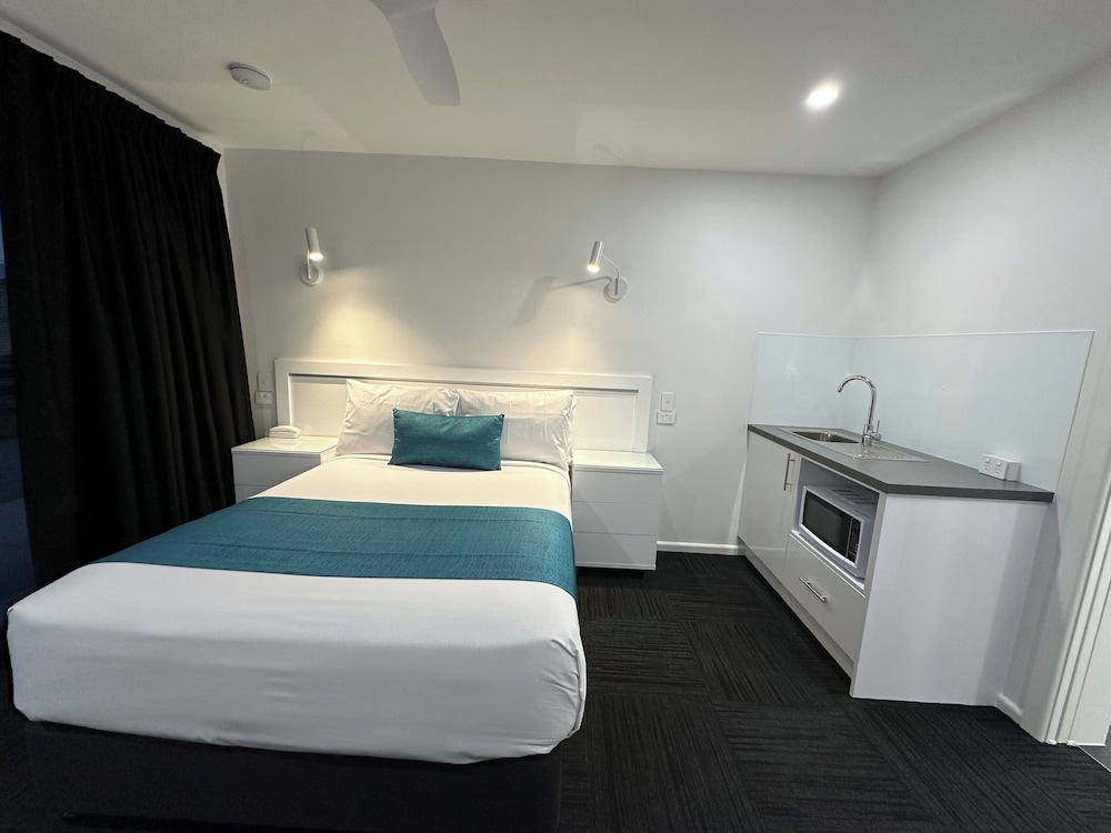 EXECUTIVE, DOUBLE BED, KITCHENETTE