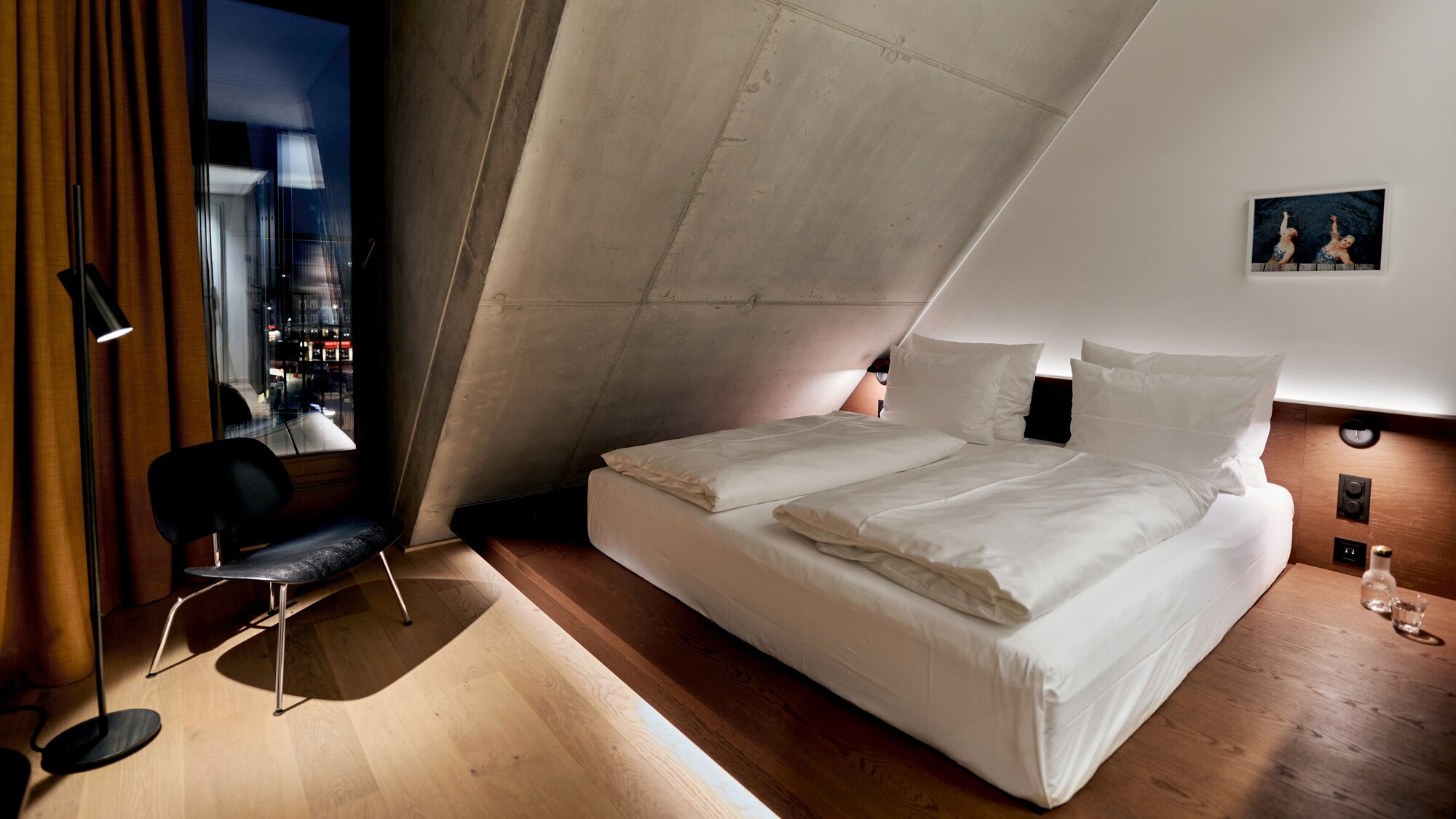 ROOM, DOUBLE BED