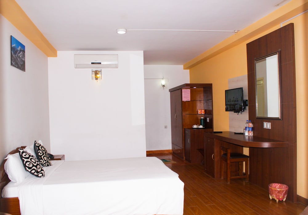 DELUXE, DOUBLE OR TWIN BED