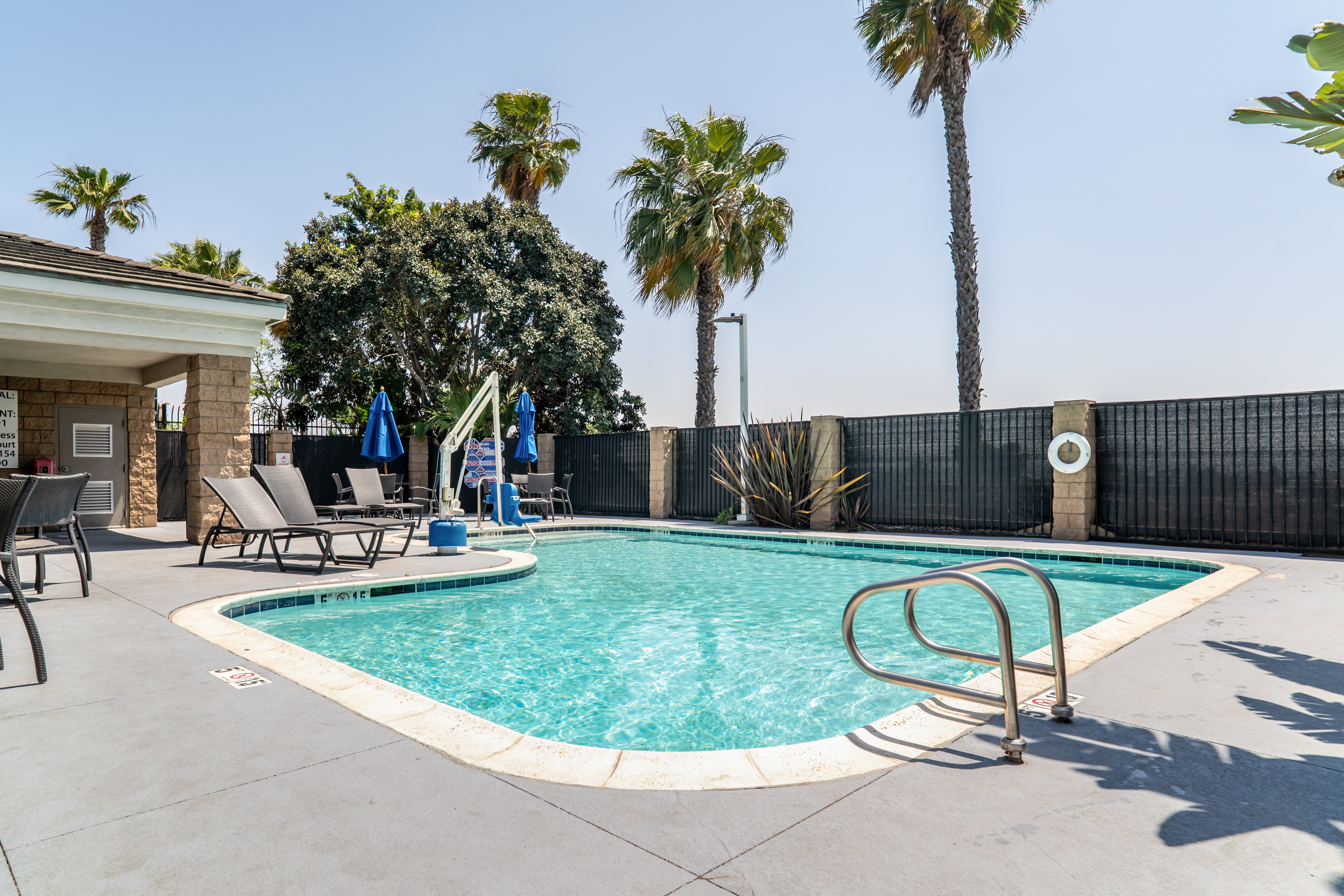 Holiday Inn Express Hotel Suites San Diego Otay 71/77