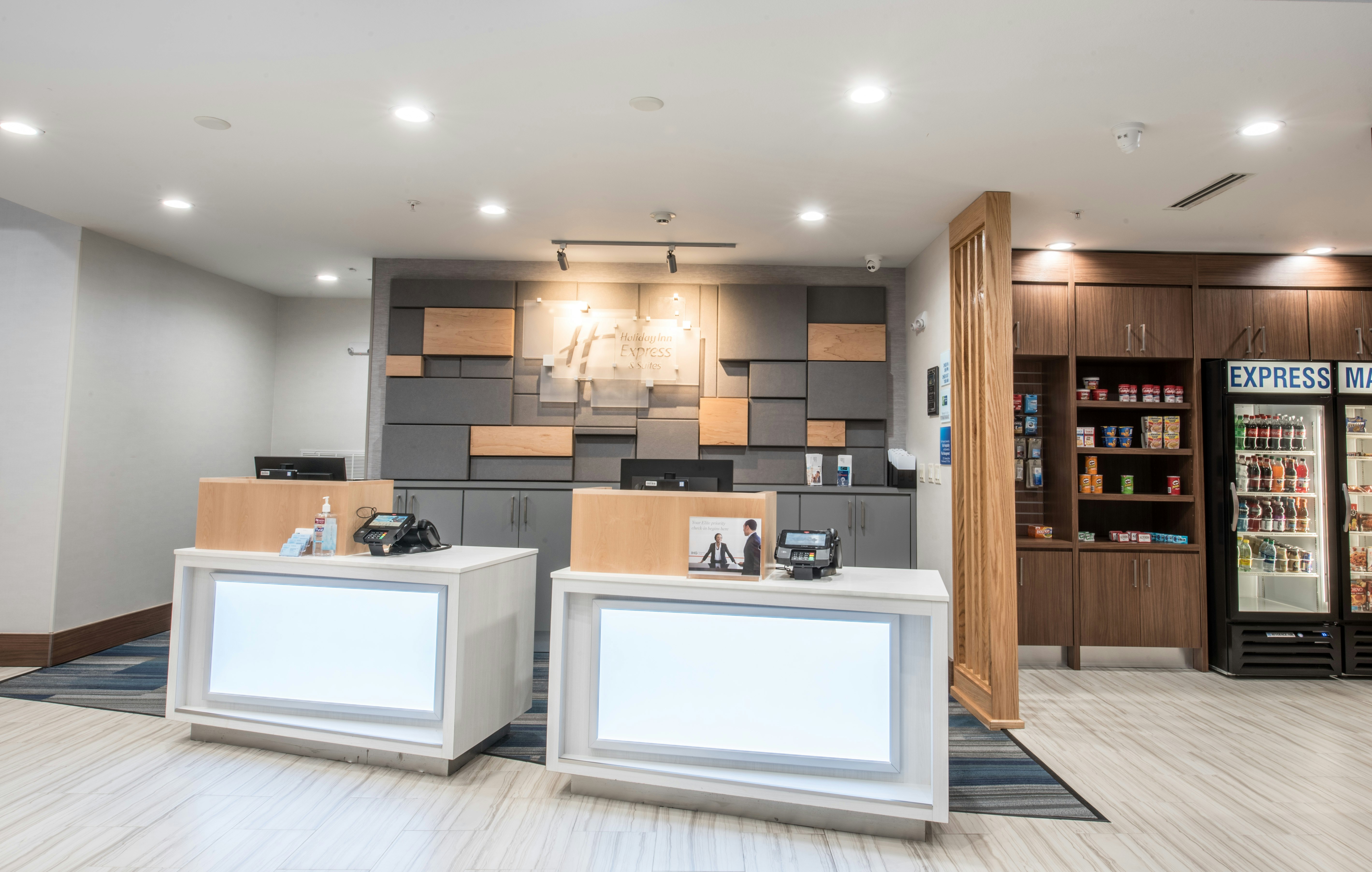 Holiday Inn Express and Suites Houston Westchase - Westheimer 8/59