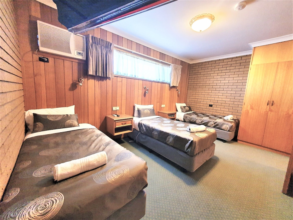 Golden Grain Motor Inn 17/54
