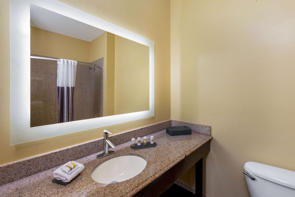 La Quinta Inn & Suites by Wyndham Angleton 50/50