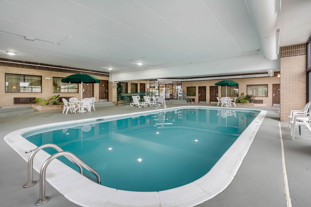 Clarion Pointe Louisville East 5/33