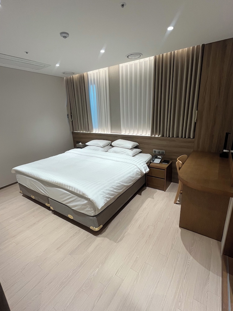 Luxury, Suite, Queen Bed
