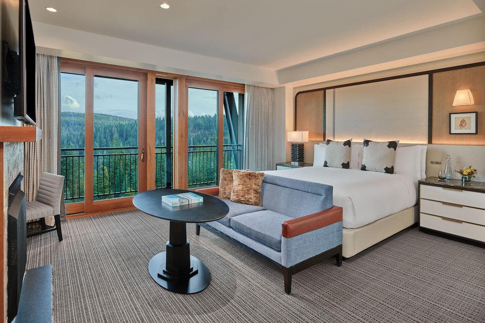 Room, King Bed, Mountain View