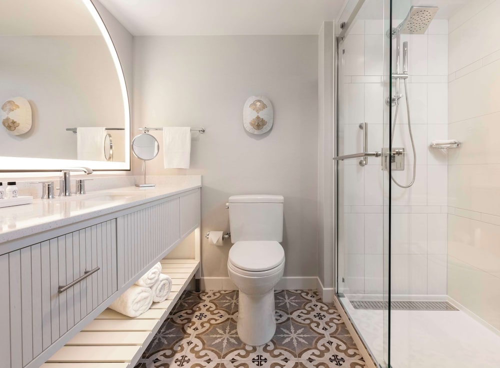غرفة قياسية ركنية بسرير كينج، The Singer Oceanfront Resort, Curio Collection by Hilton 3/4