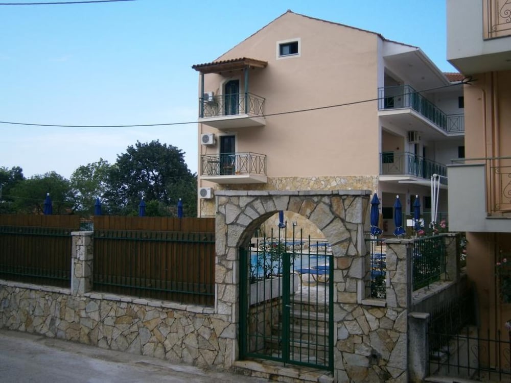 Petros Studios 2/41