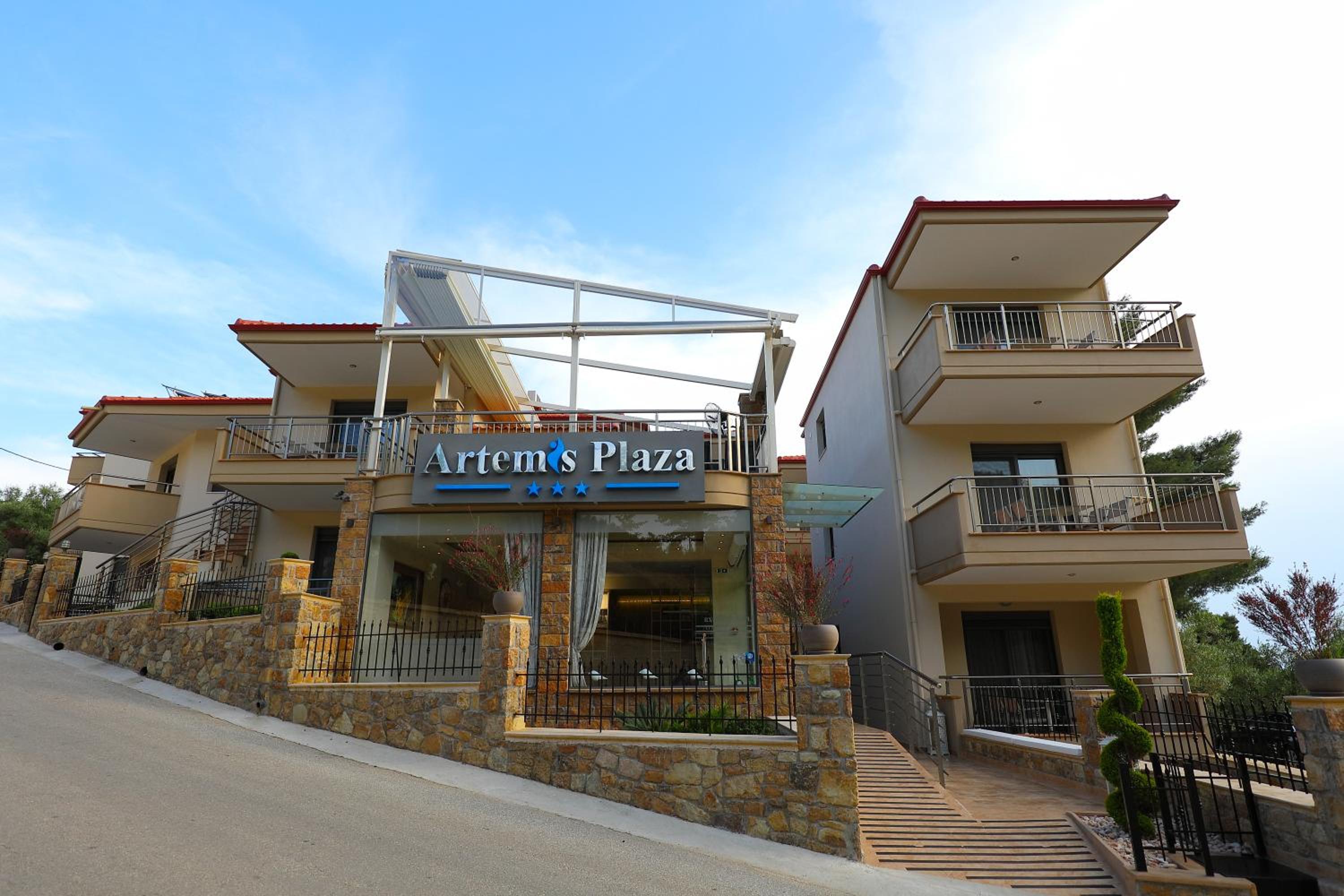 Artemis Plaza 3/76