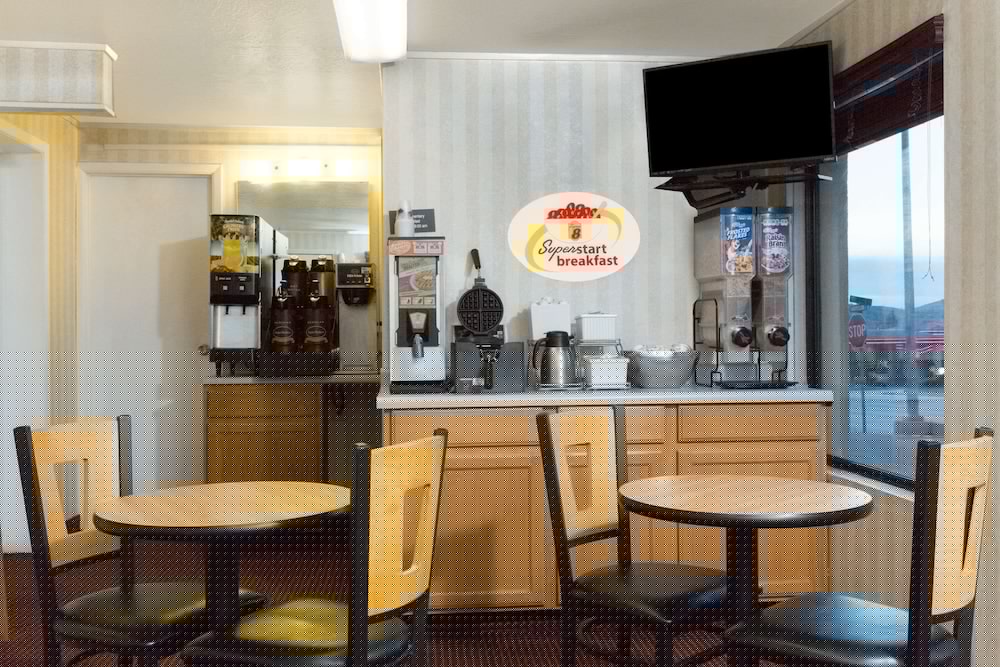 Super 8 by Wyndham Evanston 26/36