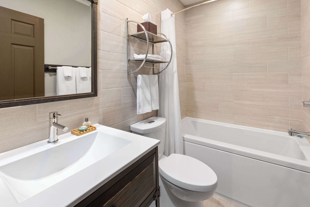 Loft, Suite, 1 King and 2 Queen Beds, Slope View, Sofa, Pet Friendly، Corduroy Inn and Lodge, Trademark Collection by Wyndham 4/5
