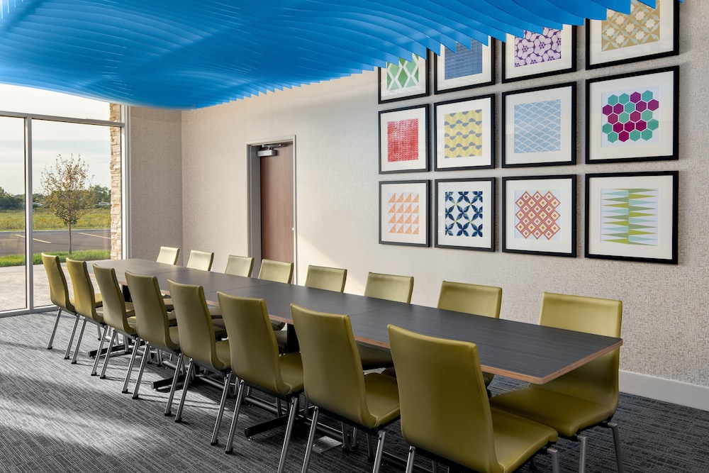 Holiday Inn Express & Suites Elkhorn - Lake Geneva Area 51/55
