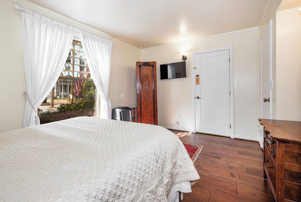 GARDEN, PRIVATE BATHROOM