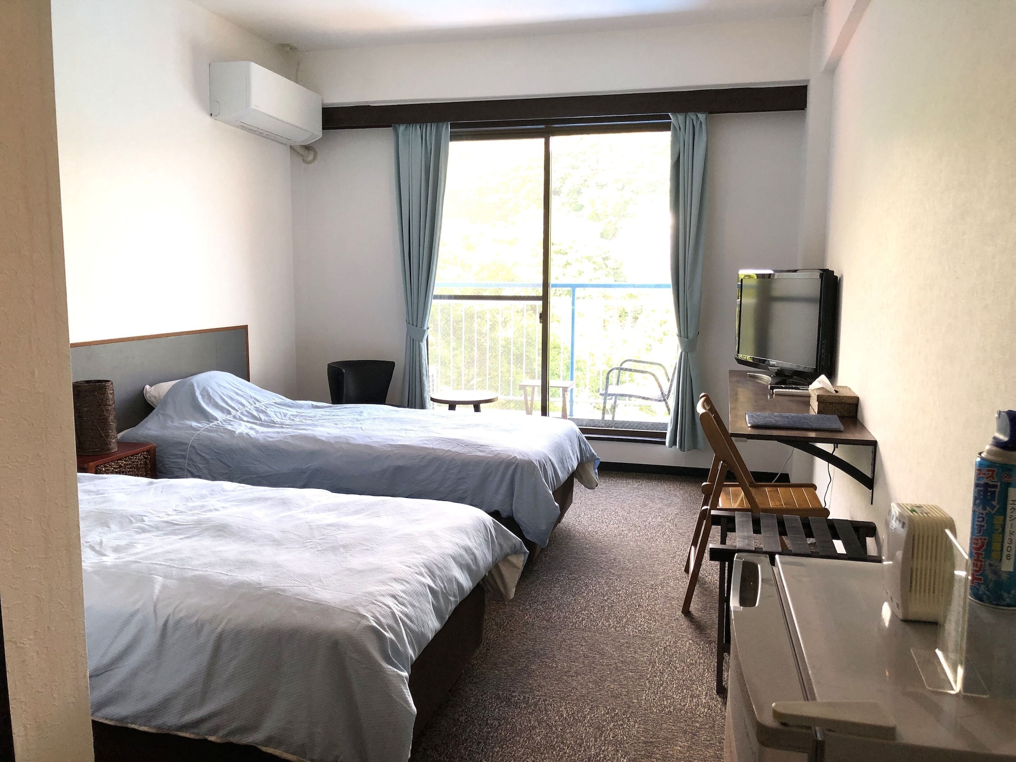 ECONOMY, TWIN BEDS, MOUNTAIN SIDE, NO ELEVATOR