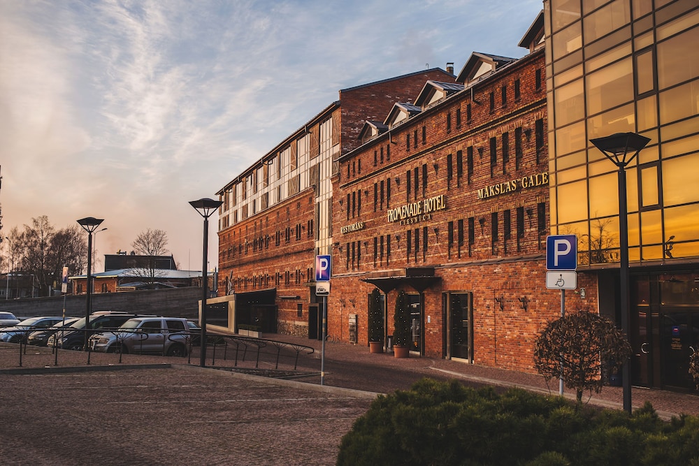 Promenade Hotel 5/53