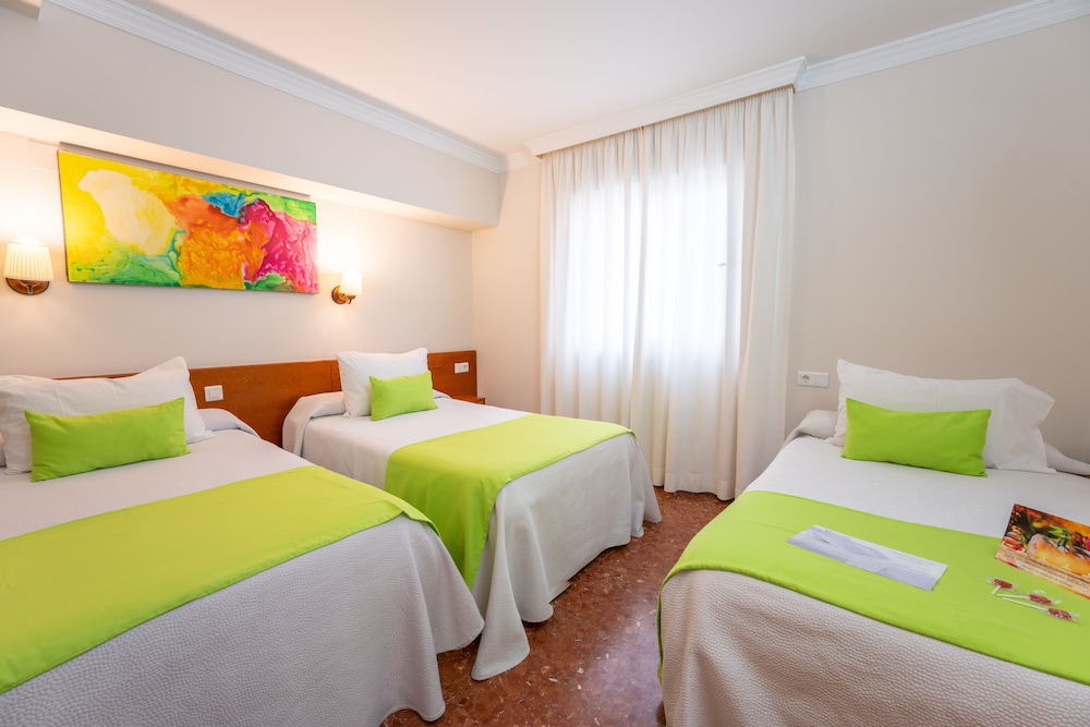 ROOM, TRIPLE, 3 BEDS