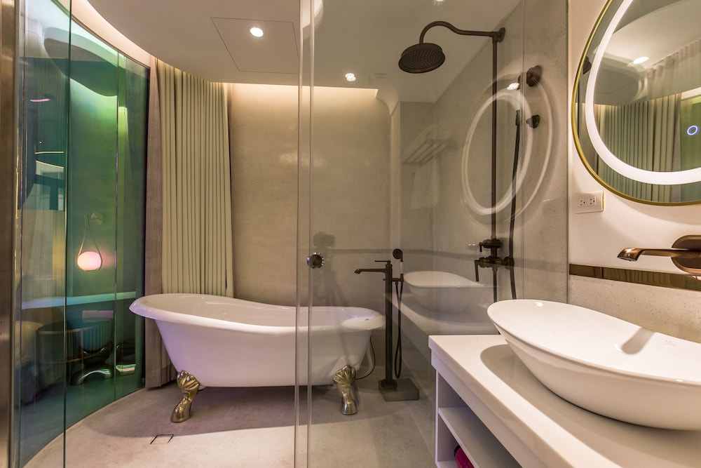 Gallery, Queen Bed, Bathtub