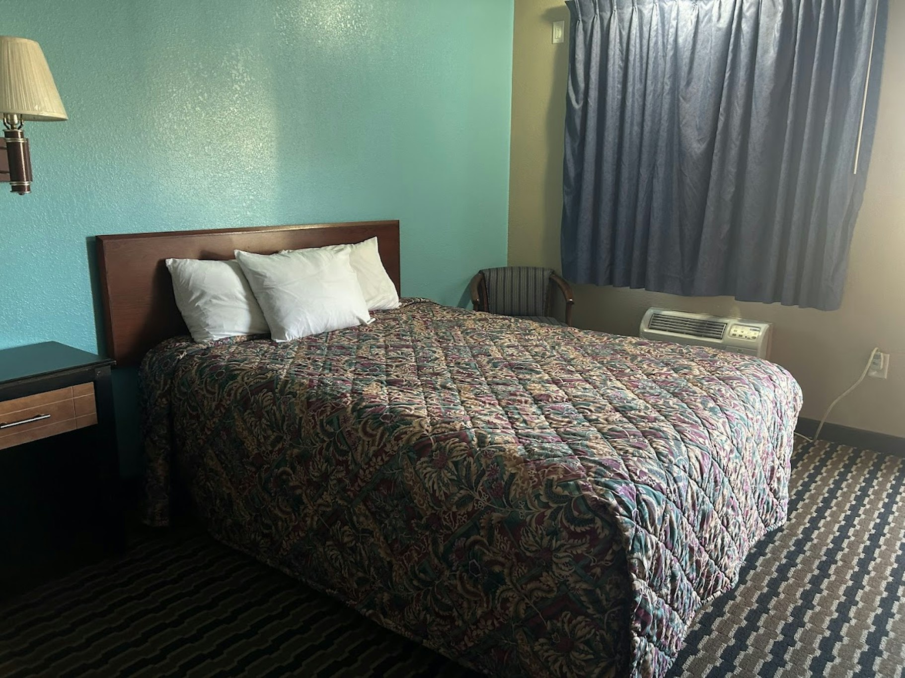 Queen Bed Accessible Non-Smoking with Roll-In-Shower