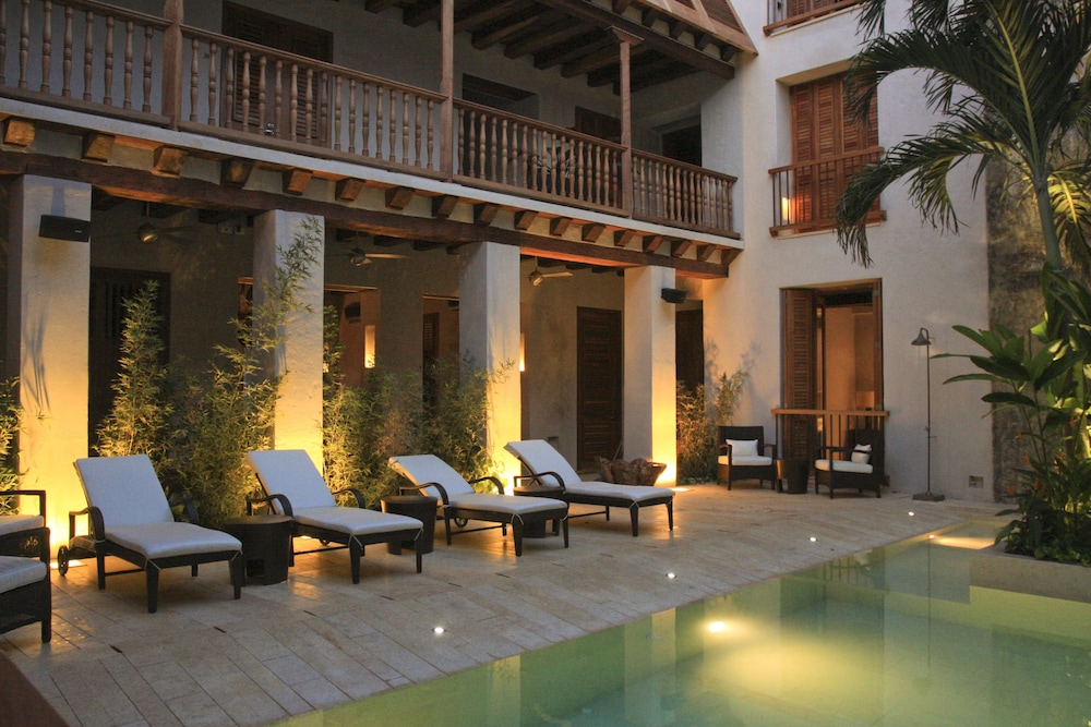Ananda Hotel Boutique 10/70