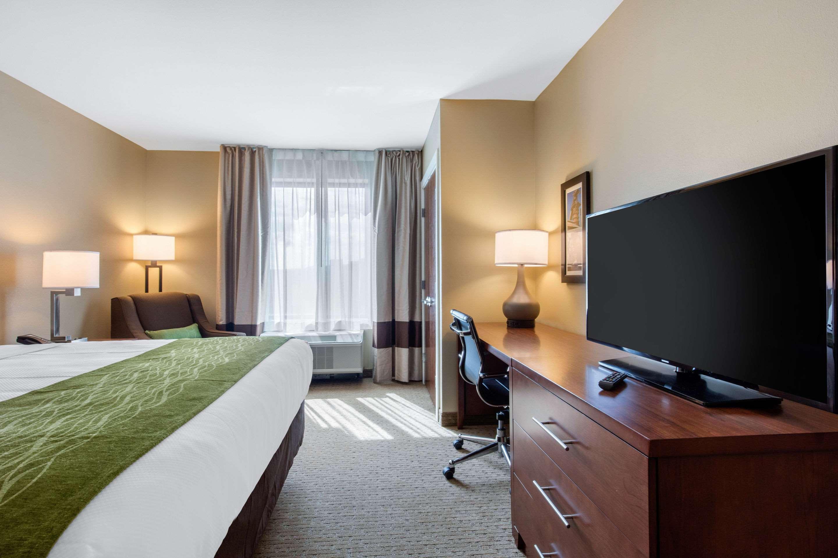 غرفة بسرير مزدوج، Comfort Inn & Suites At Crossplex Village 3/7