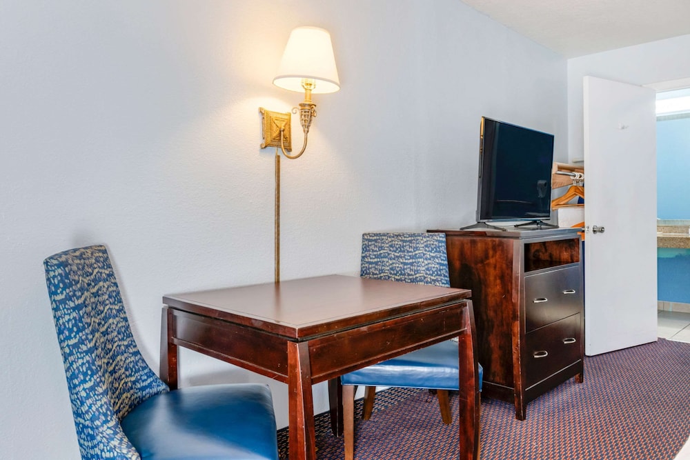 Quality Inn Sarasota North Near Lido Key Beach 24/30