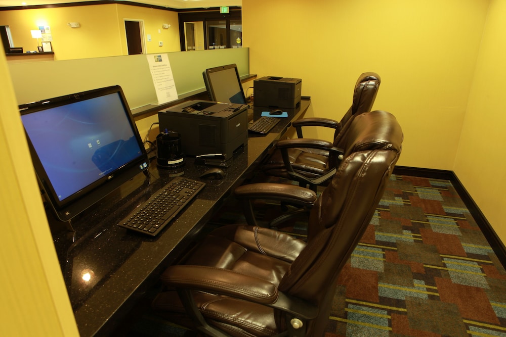 Holiday Inn Express Hotel And Suites Detroit North Troy 57/63