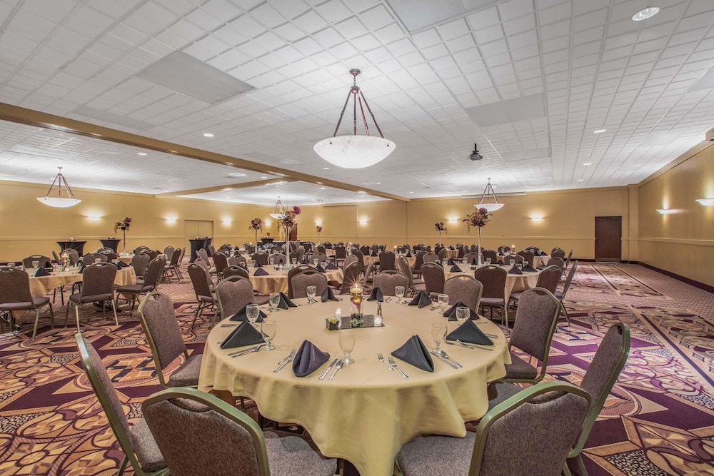Ramada by Wyndham Midtown Grand Island 27/30