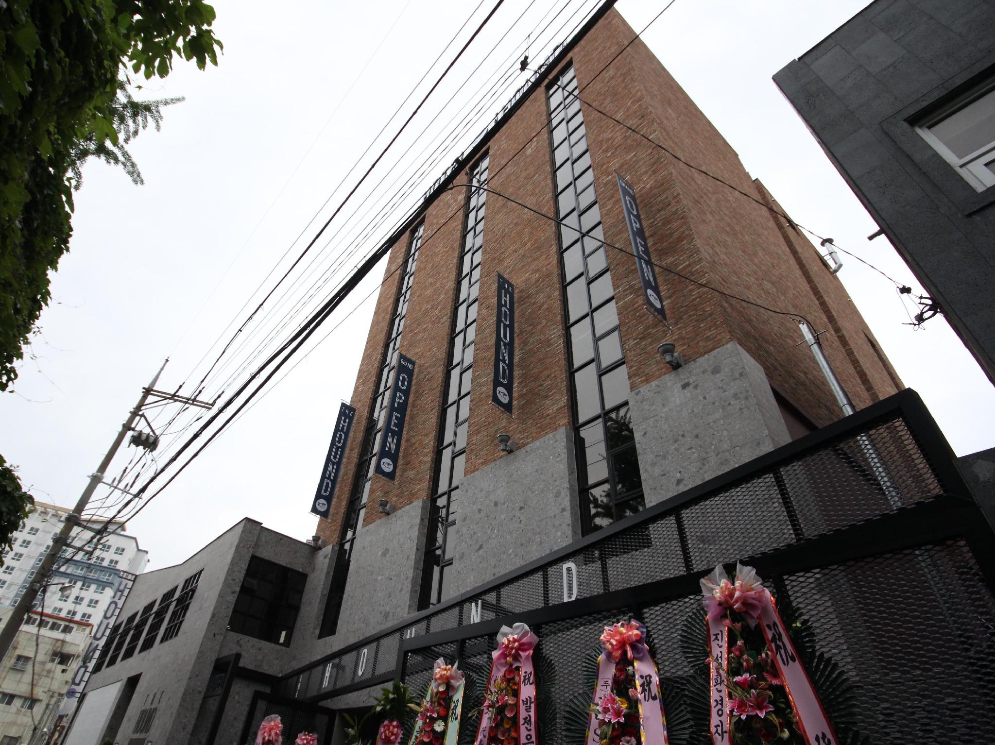 The Hound Hotel 3/45