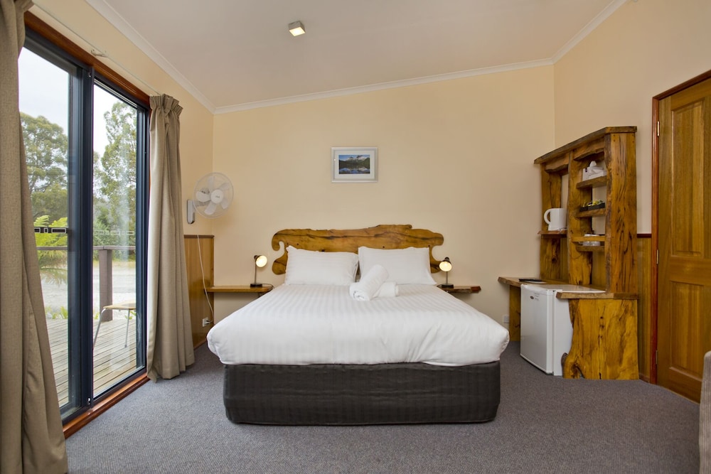 Tullah Lakeside Lodge 14/64