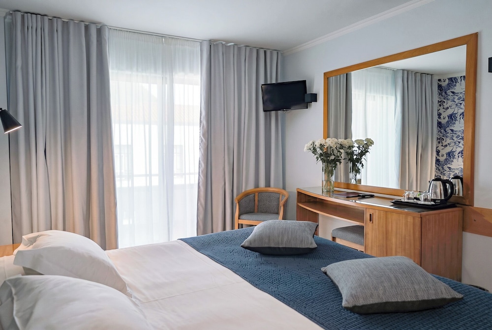 1 Bedroom, Studio, Suite, Partial Ocean View